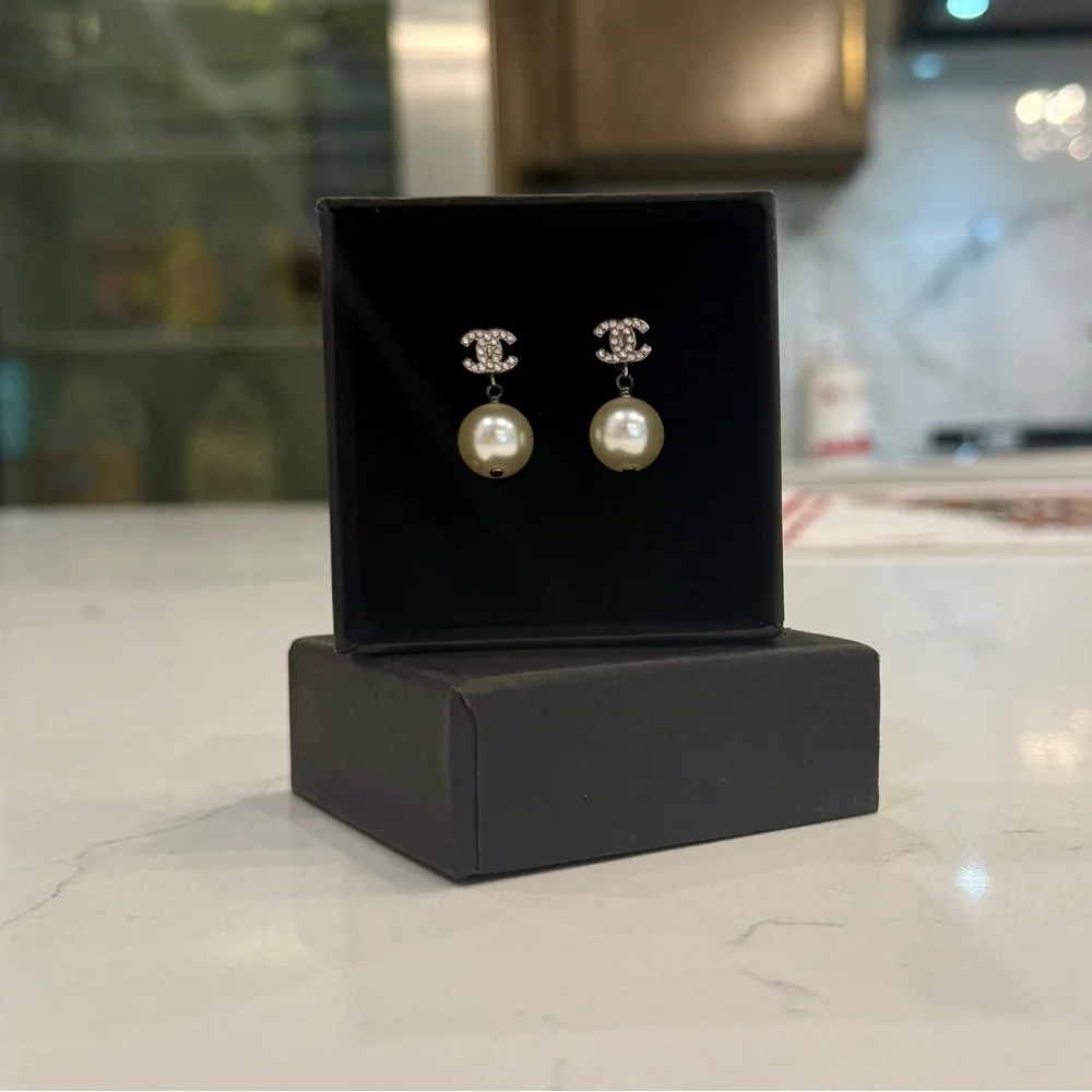 CHANEL Pearl and Silver Earrings - Picture 3 of 17